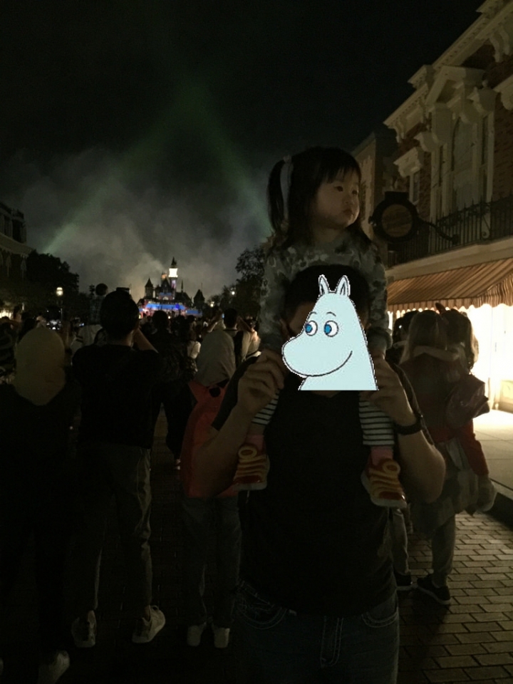 【2017香港迪士尼】迪士尼樂園DAY1(下)。小熊維尼歷險之旅/灰姑娘旋轉木馬/小飛象旋轉世界/迪士尼光影匯夜間巡遊/巴斯光年