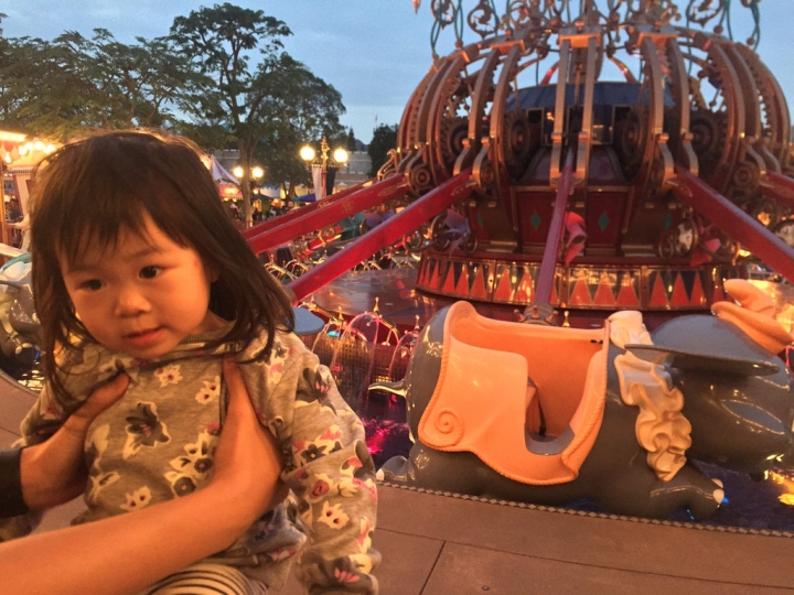 【2017香港迪士尼】迪士尼樂園DAY1(下)。小熊維尼歷險之旅/灰姑娘旋轉木馬/小飛象旋轉世界/迪士尼光影匯夜間巡遊/巴斯光年