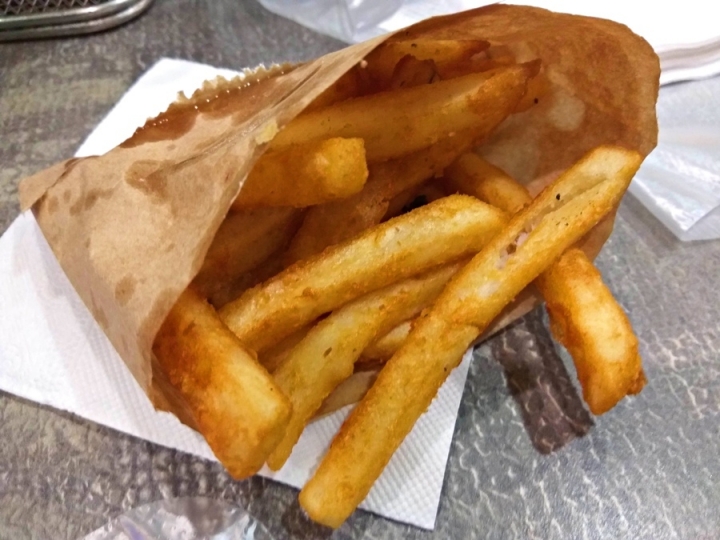 台北市大安區Burger Ray個性漢堡/主廚漢堡~食記~ 配菜可由自己動手隨意加! 薯條附起司和肉醬兩種沾醬~