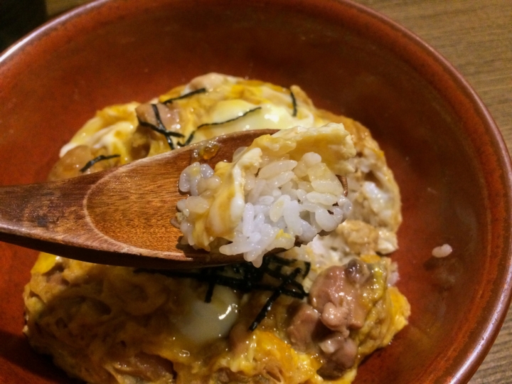 【美食。食記】東京 日比谷 速寫食本 香嫩多汁 蛋香剛好 うまいもんと里の酒 びんちょろ 親子丼