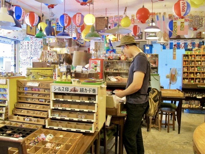 【Okinawa．走跳】沖繩國際通周邊巷弄散策-壺屋通.平和通與牧志市場飯糰