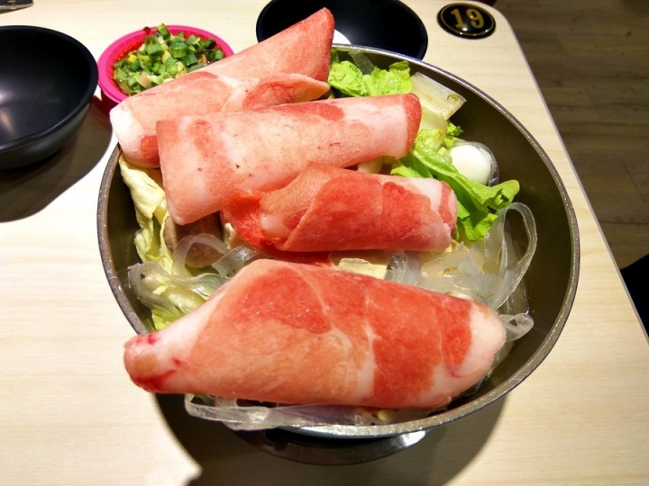 [平價百元小火鍋]苗栗縣頭份六扇門時尚湯鍋建國店小火鍋食記~平價超值~CP值極高!