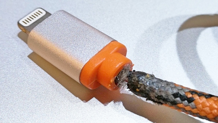 [手機配件開箱]正確使用充電線很重要！