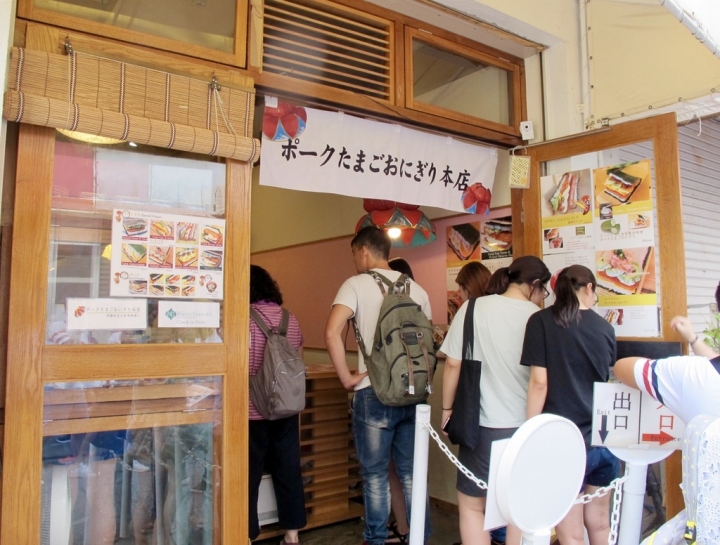 【Okinawa．走跳】沖繩國際通周邊巷弄散策-壺屋通.平和通與牧志市場飯糰