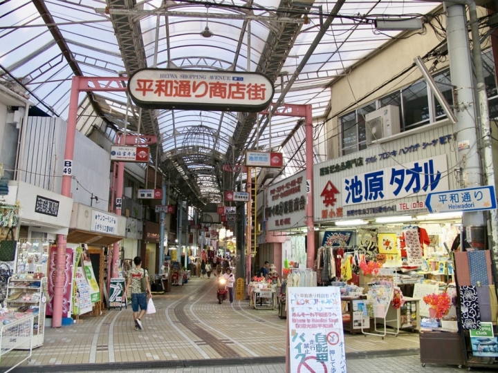 【Okinawa．走跳】沖繩國際通周邊巷弄散策-壺屋通.平和通與牧志市場飯糰