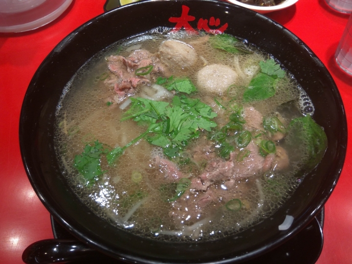 [泰式/越南河粉]瓦城品牌台中新光三越店~嚴選豬骨熬湯+泰國香料+海鮮/嫩肉=酸辣鮮甜香之泰味