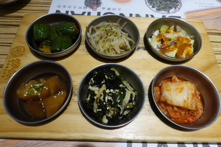 【食記】台中金典綠園道。BANNCHAN 飯饌韓式料理餐廳~小菜可無限續 不過豆腐鍋好迷你
