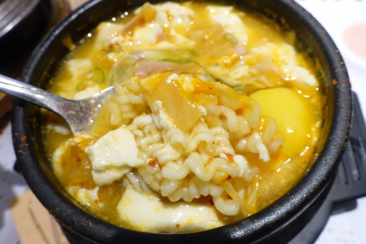 【食記】台中金典綠園道。BANNCHAN 飯饌韓式料理餐廳~小菜可無限續 不過豆腐鍋好迷你