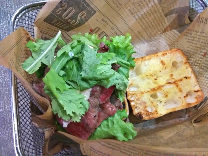 台北市大安區Burger Ray個性漢堡/主廚漢堡~食記~ 配菜可由自己動手隨意加! 薯條附起司和肉醬兩種沾醬~