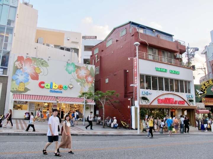 【Okinawa．走跳】沖繩國際通周邊巷弄散策-壺屋通.平和通與牧志市場飯糰