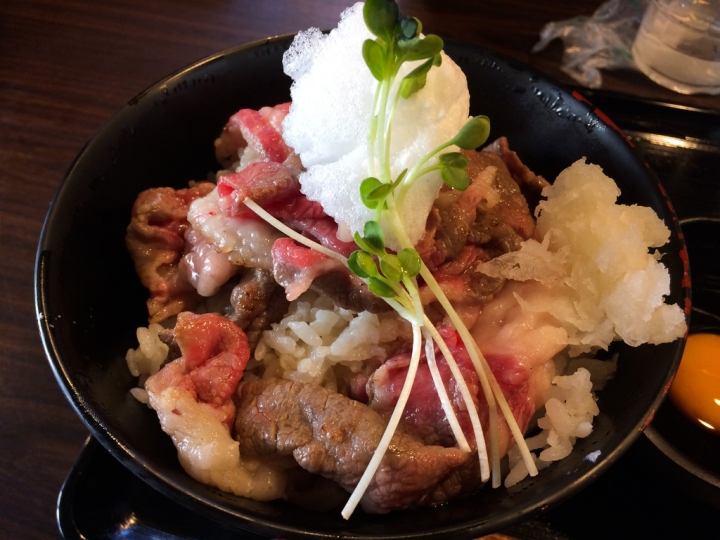 【美食。食記】東京 日比谷 速寫食本 輕熟女愛的和牛料理 肉バル Juntan 新橋店 紅酒燉牛肉 牛排 烤牛肉飯 黑毛和牛