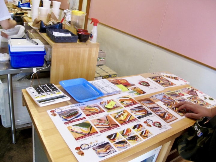 【Okinawa．走跳】沖繩國際通周邊巷弄散策-壺屋通.平和通與牧志市場飯糰