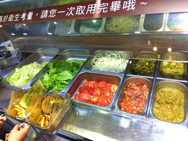 台北市大安區Burger Ray個性漢堡/主廚漢堡~食記~ 配菜可由自己動手隨意加! 薯條附起司和肉醬兩種沾醬~