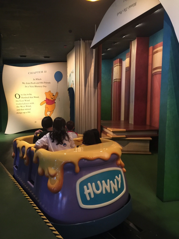 【2017香港迪士尼】迪士尼樂園DAY1(下)。小熊維尼歷險之旅/灰姑娘旋轉木馬/小飛象旋轉世界/迪士尼光影匯夜間巡遊/巴斯光年