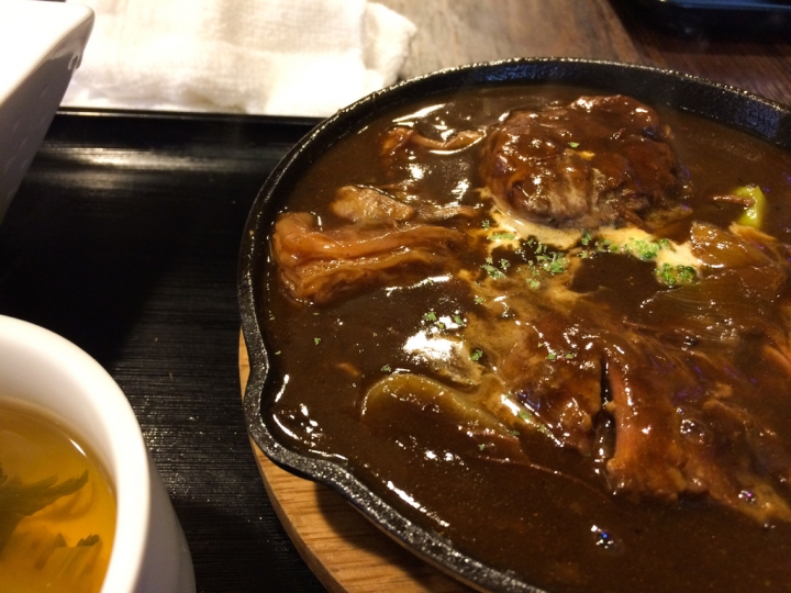 【美食。食記】東京 日比谷 速寫食本 輕熟女愛的和牛料理 肉バル Juntan 新橋店 紅酒燉牛肉 牛排 烤牛肉飯 黑毛和牛