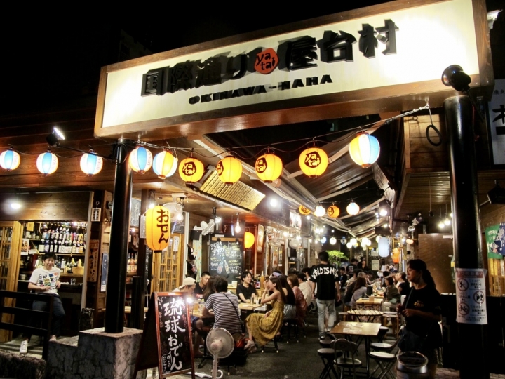 【Okinawa．走跳】沖繩國際通周邊巷弄散策-壺屋通.平和通與牧志市場飯糰