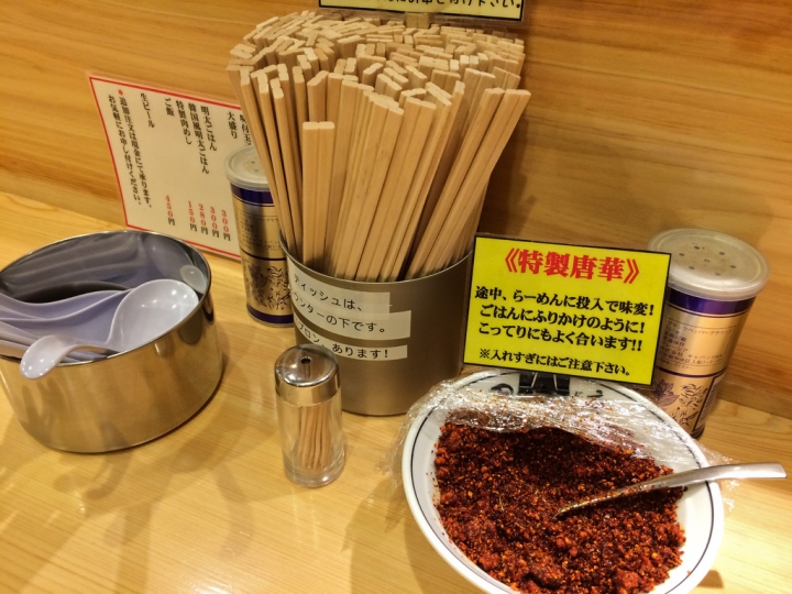 【美食。食記】東京 日比谷 速寫食本 豬油清澈 湯頭略鹹 田中そば店 新橋店 拉麵
