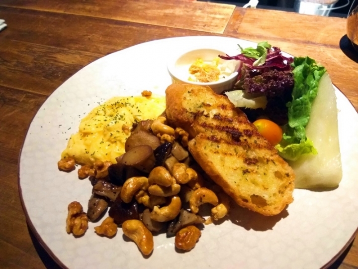 台北南京復興站[早午餐]333 RESTAURANT & BAR~小巨蛋附近~晚上還有調酒喔~華泰飯店集團之HOTEL QUOTE 闊旅館~