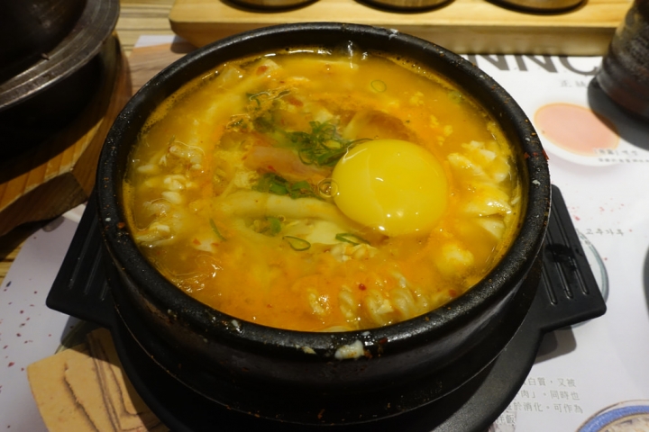【食記】台中金典綠園道。BANNCHAN 飯饌韓式料理餐廳~小菜可無限續 不過豆腐鍋好迷你