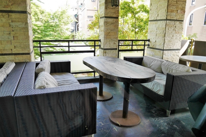 【桃園蘆竹 | 餐廳】擁有迷人旋轉樓梯與大份量餐點的義式庭園餐廳✡NINI尼尼義大利餐廳(南崁店)