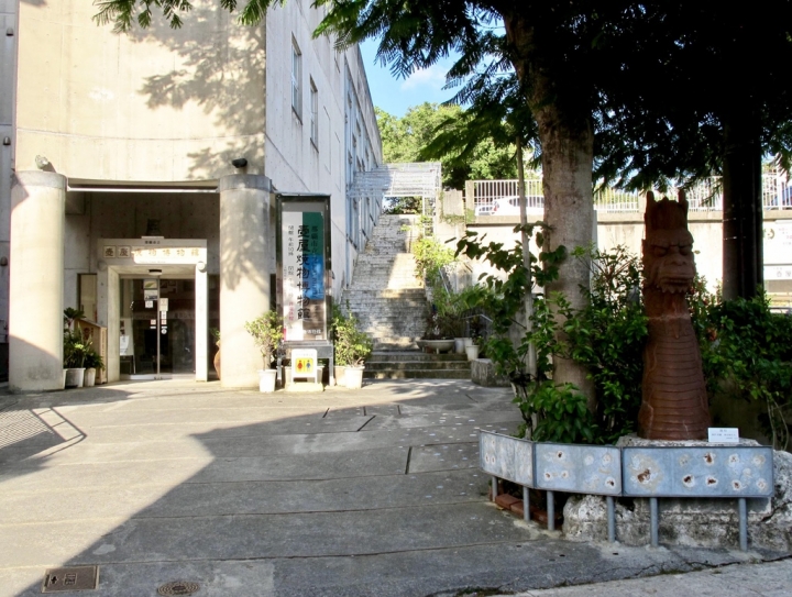【Okinawa．走跳】沖繩國際通周邊巷弄散策-壺屋通.平和通與牧志市場飯糰