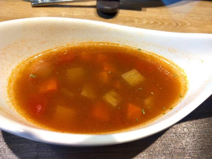 [全家系列]台中市朝富店日式沃克牛排VOLKS二訪食記~ 超推薦剛烤好的溫熱麵包~ 主菜也好吃!