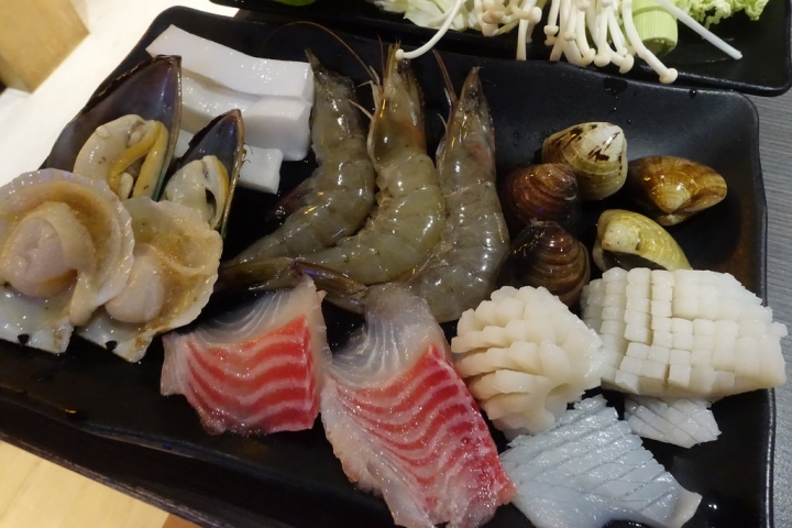 【食記】板橋捷運府中站。文岩文岩燒蜀辣鴛鴦鍋吃到飽