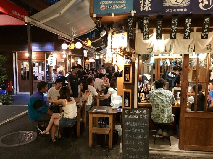 【Okinawa．走跳】沖繩國際通周邊巷弄散策-壺屋通.平和通與牧志市場飯糰