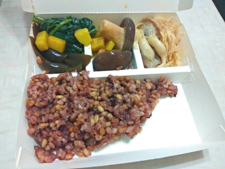 [素食自助餐]苗栗縣頭份信東路上普光素食便當/自助餐食記~平價~有五榖飯/糙米飯可選, 很健康!!推薦!!