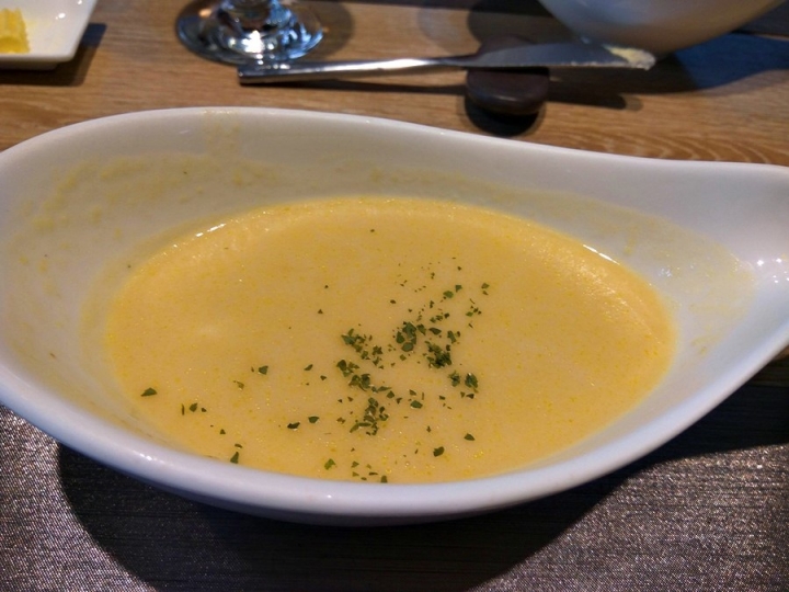 [全家系列]台中市朝富店日式沃克牛排VOLKS二訪食記~ 超推薦剛烤好的溫熱麵包~ 主菜也好吃!