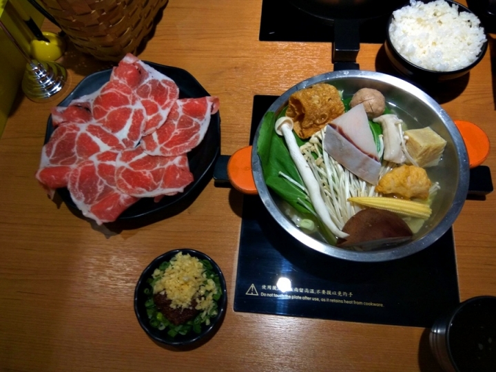 [小火鍋/麻辣鍋]苗栗頭份店中興路鬼椒一番鍋~火鍋~多訪食記~大肉盤!!好滿足, 推薦沙朗牛肉盤!!