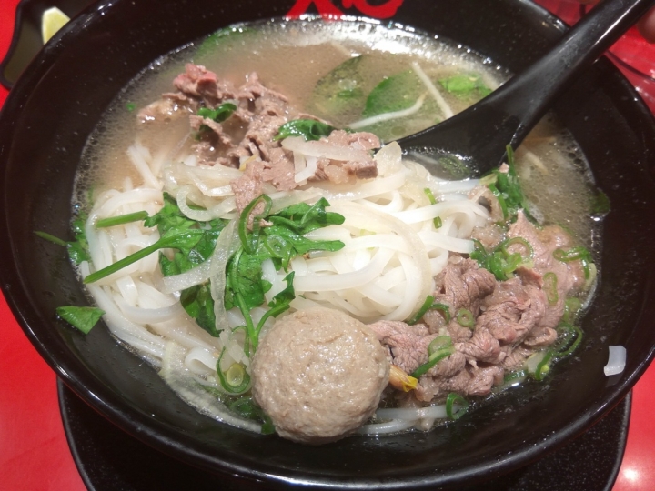[泰式/越南河粉]瓦城品牌台中新光三越店~嚴選豬骨熬湯+泰國香料+海鮮/嫩肉=酸辣鮮甜香之泰味