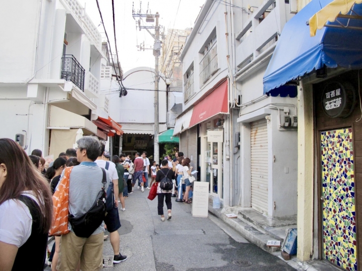 【Okinawa．走跳】沖繩國際通周邊巷弄散策-壺屋通.平和通與牧志市場飯糰