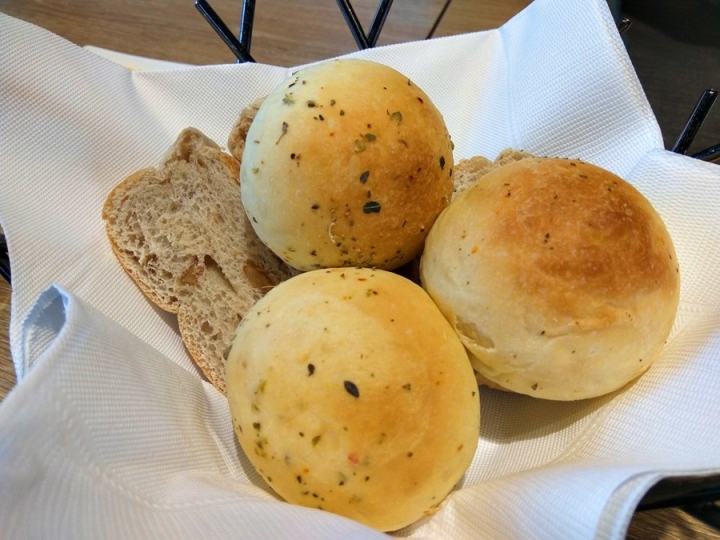 [全家系列]台中市朝富店日式沃克牛排VOLKS二訪食記~ 超推薦剛烤好的溫熱麵包~ 主菜也好吃!