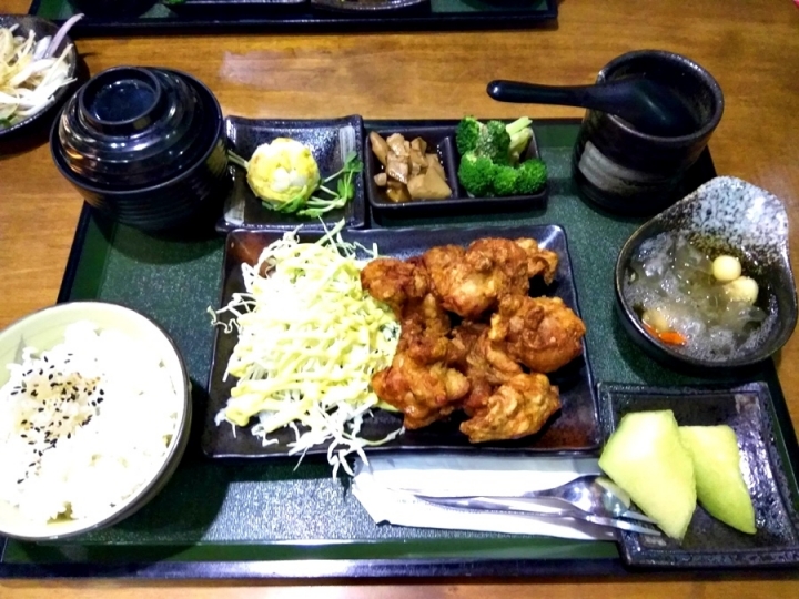 [日式定食]彰化市豬舍食堂~主打定食和木蒸籠肉片火鍋~店名奇特~價位中價位~