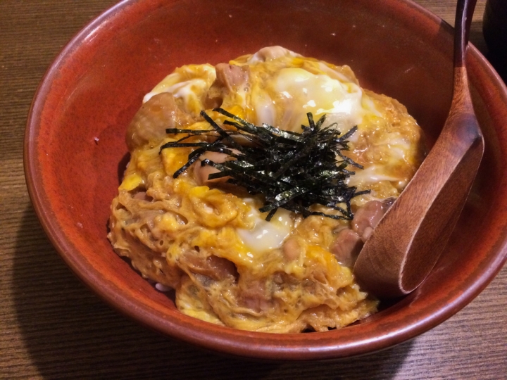 【美食。食記】東京 日比谷 速寫食本 香嫩多汁 蛋香剛好 うまいもんと里の酒 びんちょろ 親子丼