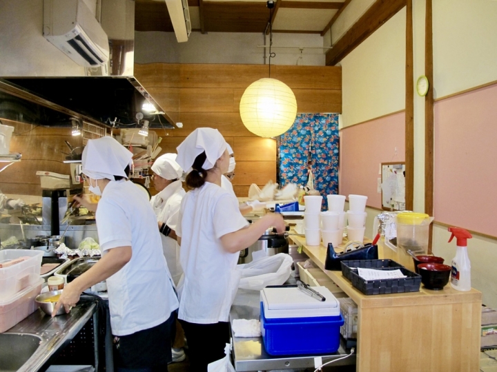 【Okinawa．走跳】沖繩國際通周邊巷弄散策-壺屋通.平和通與牧志市場飯糰