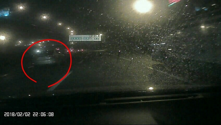 要如何提醒夜間不開燈的駕駛?
