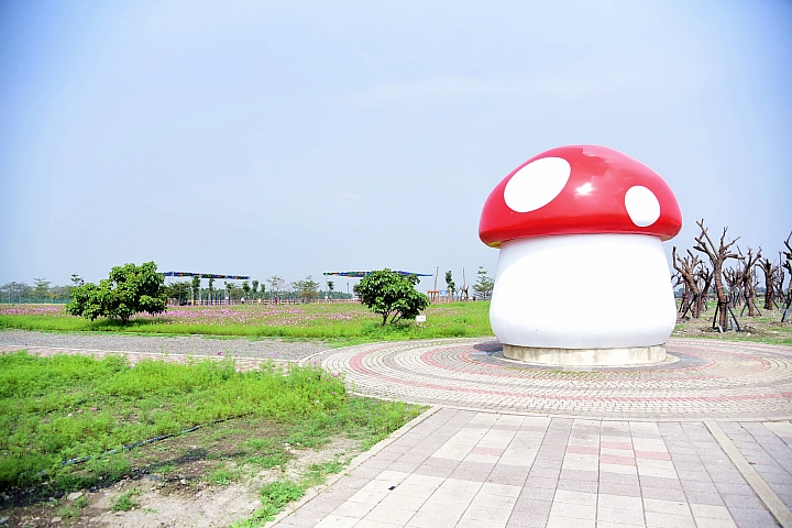 佳冬戰備跑道旁佳冬運動公園：非常適合親子旅遊中途暫停休息、運動與遊玩。