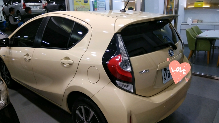 2018 Prius C 蜜糖杏開箱囉
