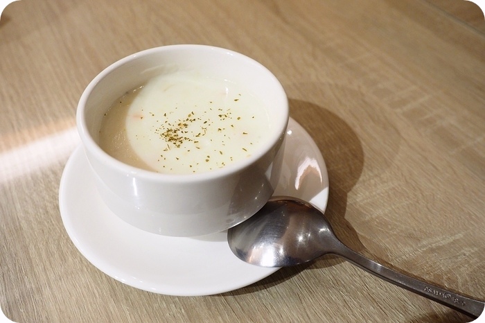 【羅東美食】 必點三星蔥青醬燉飯,還有脆皮豬腳佐酸菜套餐,全家或是三五好友聚餐好去處! ▋就是愛廚房(Just Love)