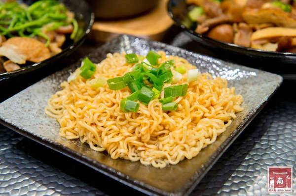 【台南美食】海安路美食｜不沾醬滷味｜黑豬肉燥飯｜手工麵食｜飲料免費喝~遇見滷水工坊