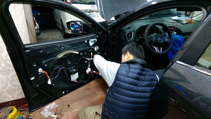 [分享]  Mazda 3安裝左右盲區鏡頭 - 搭配原廠MZD