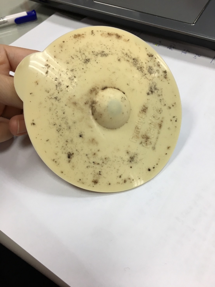 杯墊這樣是發霉嗎?