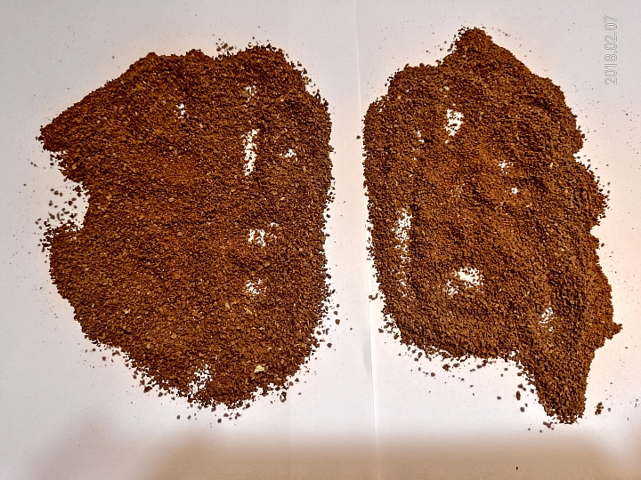 請問咖啡粉為何會沾附在手磨出粉口(有附圖)