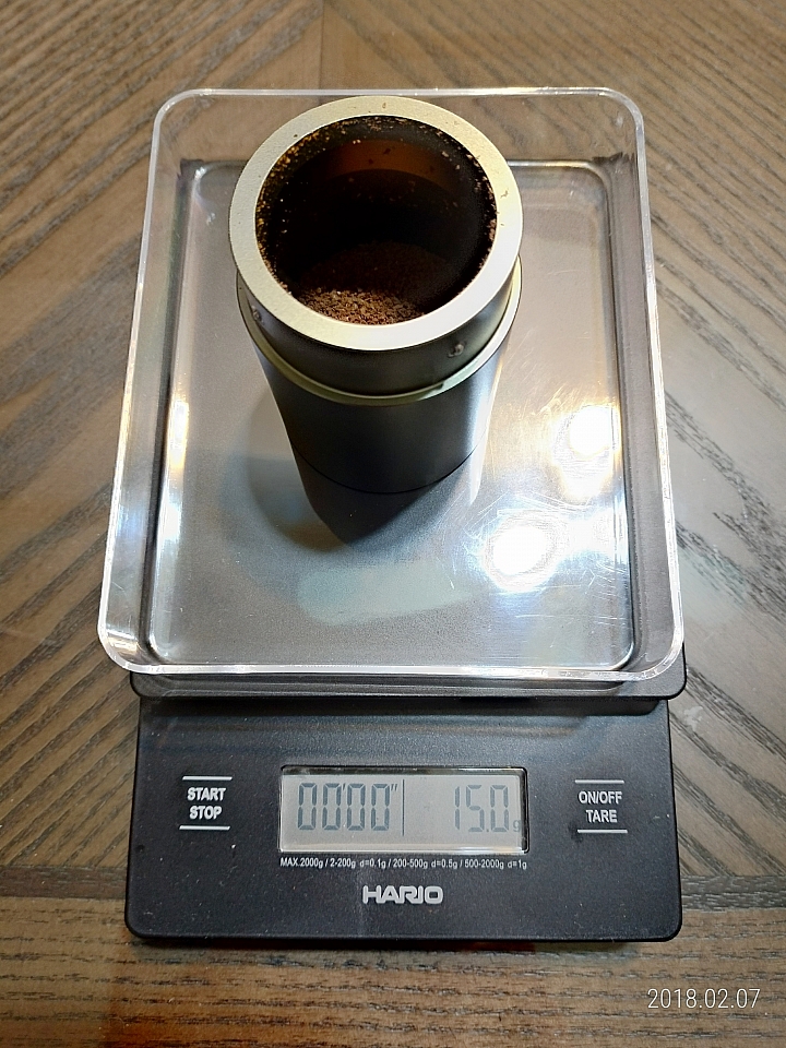 請問咖啡粉為何會沾附在手磨出粉口(有附圖)