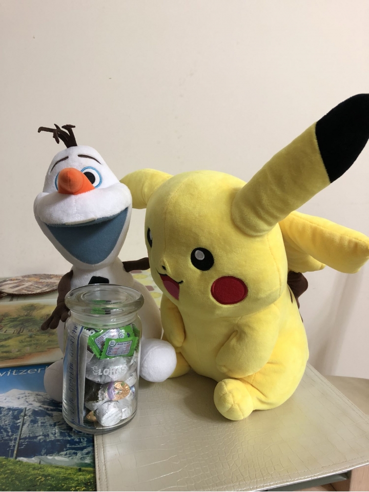 皮卡丘和雪寶的嘻戲