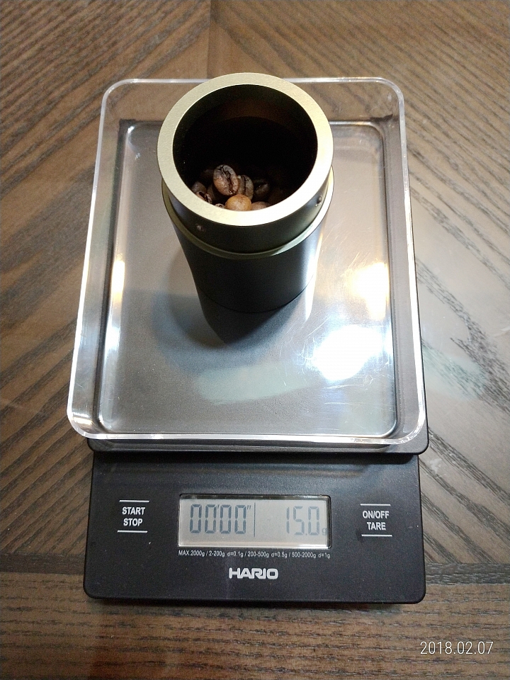 請問咖啡粉為何會沾附在手磨出粉口(有附圖)