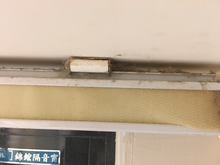 羅馬捲簾軌道拆下來的方法？求救！