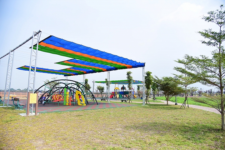 佳冬戰備跑道旁佳冬運動公園：非常適合親子旅遊中途暫停休息、運動與遊玩。